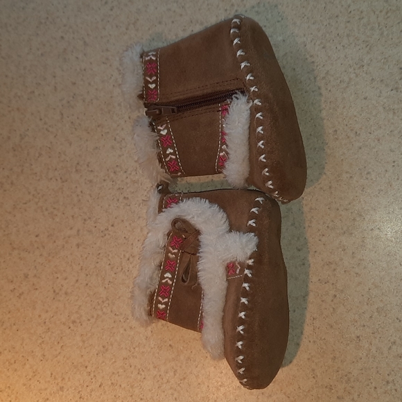 Cute baby booties - Picture 2 of 3